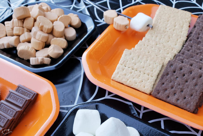 S'mores are good all year long! Check out how to bild your own Fall dessert bar with some spooky and delicious Halloween s'mores with Justine at Little Dove blog.
