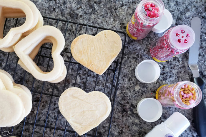 How to decorate Valentine's Day cookies. Pinata cookies. How to make a pinata cookie.