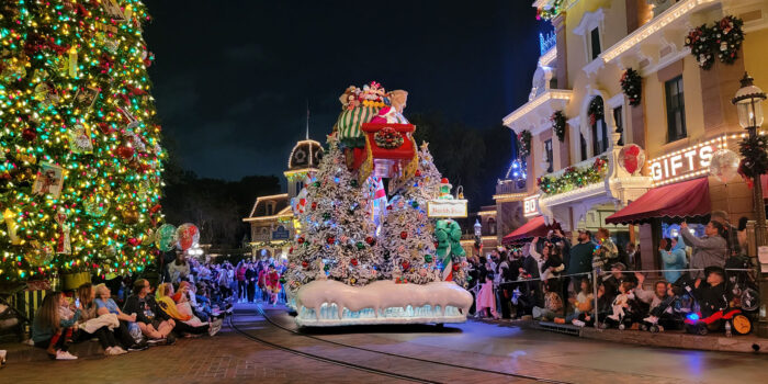 When to visit Disneyland this year. Christmas at Disney.